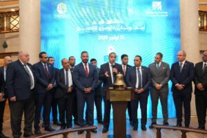رئيس البورصة خلال الاحتفال ببدء التداول علي سهم شركة توسع للتخصيم